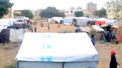 نازحون يمنيون حصلوا على مساعدات في مخيمهم الذي جرفته السيول 